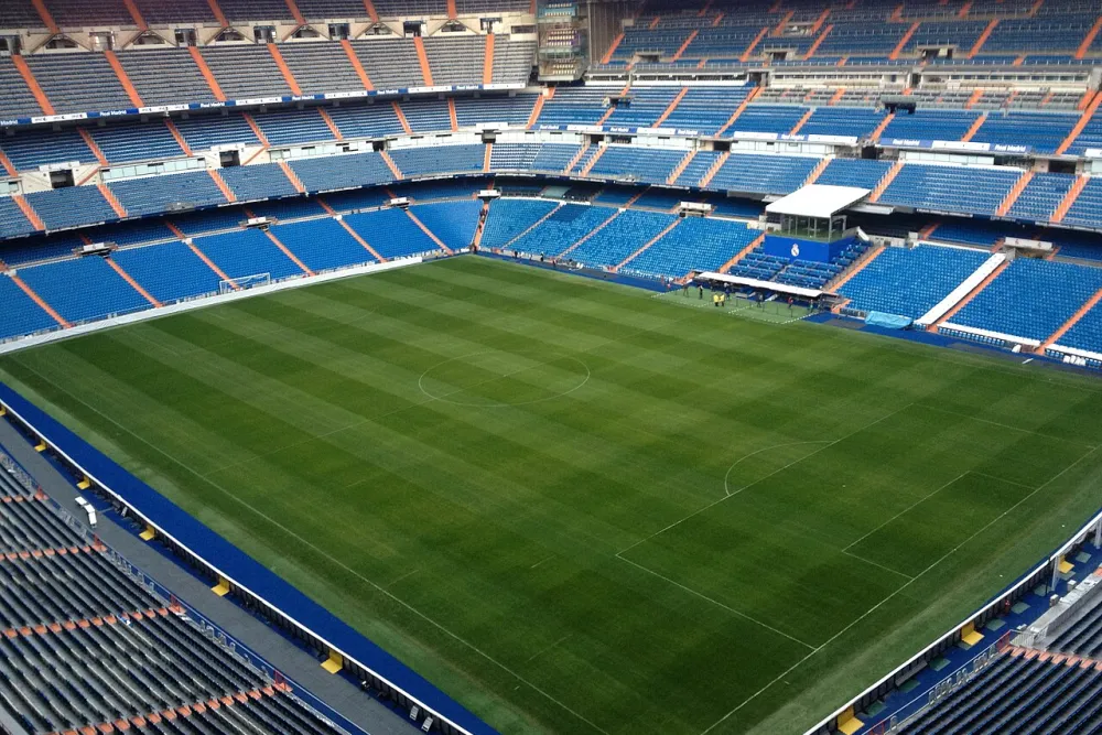 El terreno de juego del Estadio Santiago Bernabéu visto desde lo alto de las gradas