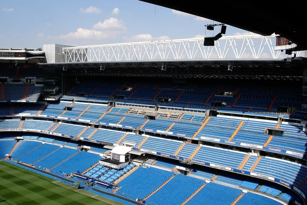 Interior y gradas del Estadio Santiago Bernabéu con su cubierta