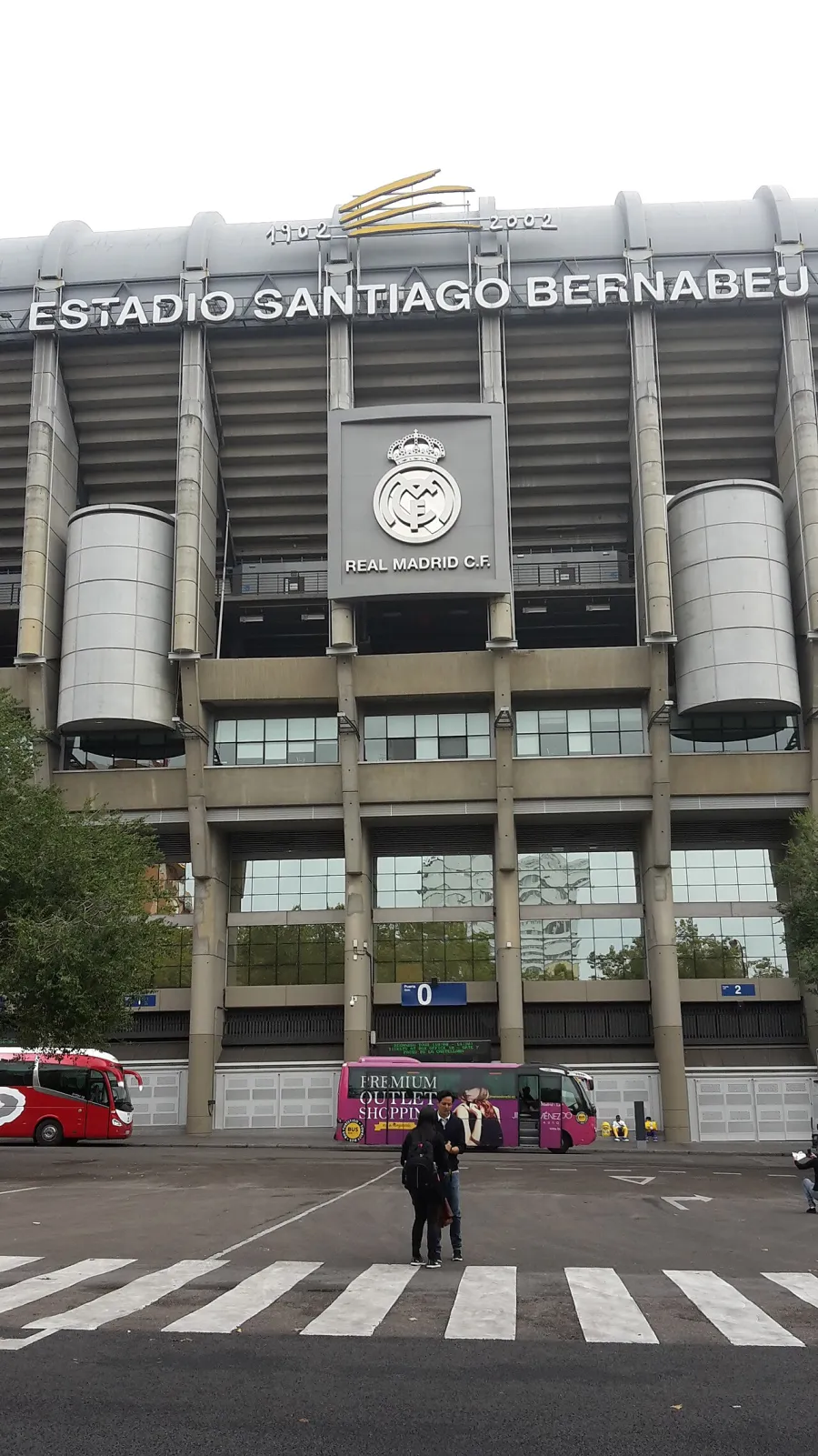 El Estadio Santiago Bernabéu iluminado de noche